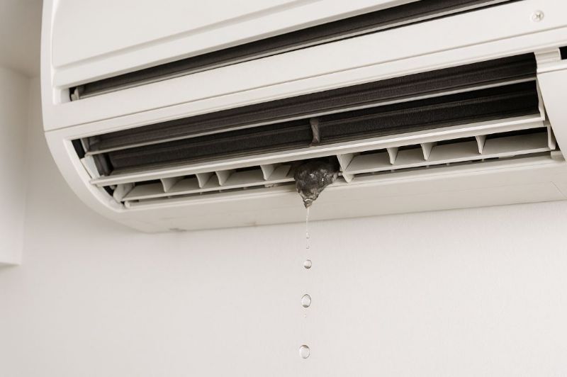 冷氣滴水排水槽堵塞？簡單檢查與清潔保養攻略